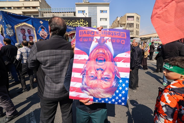 Trump auf einem Poster als „Epsteins Teufel“ beim Begräbnis von wichtigen Regimevertretern in ...