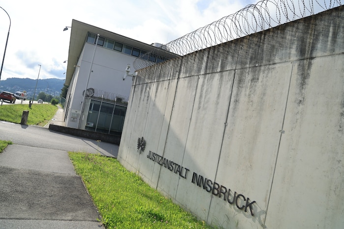Justizwachebeamte der Justizanstalt Innsbruck wehren sich nun einmal mehr gegen die ...