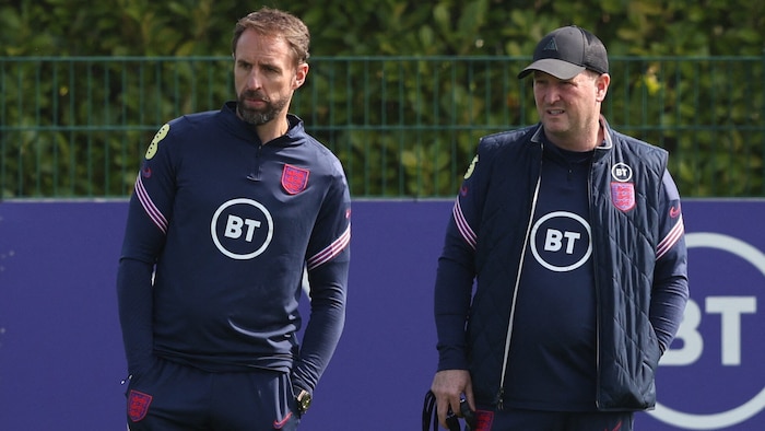 White hatte sich mit Southgates (l.) Co-Trainer Steve Holland (r.) zerstritten.