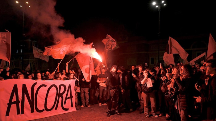 Jubel bei Regierungsgegnern nach der Verkündung des Volksabstimmungsergebnisses
