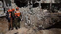 Rettungskräfte versammeln sich am Dienstag am Ort eines iranischen Raketenangriffs in Tel Aviv.