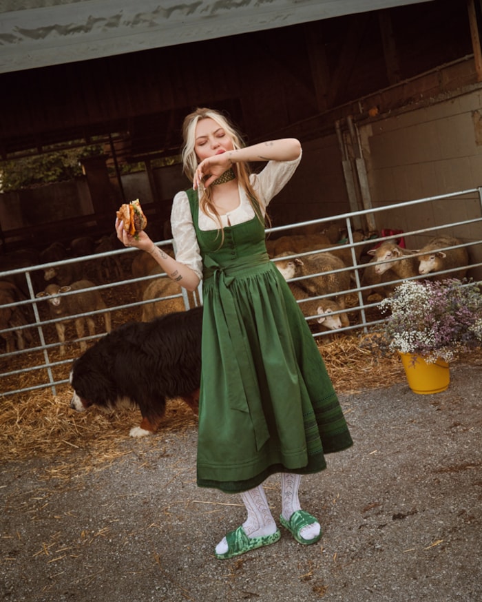 Grüne Badeslides zum Dirndl sind ebenso erlaubt ...