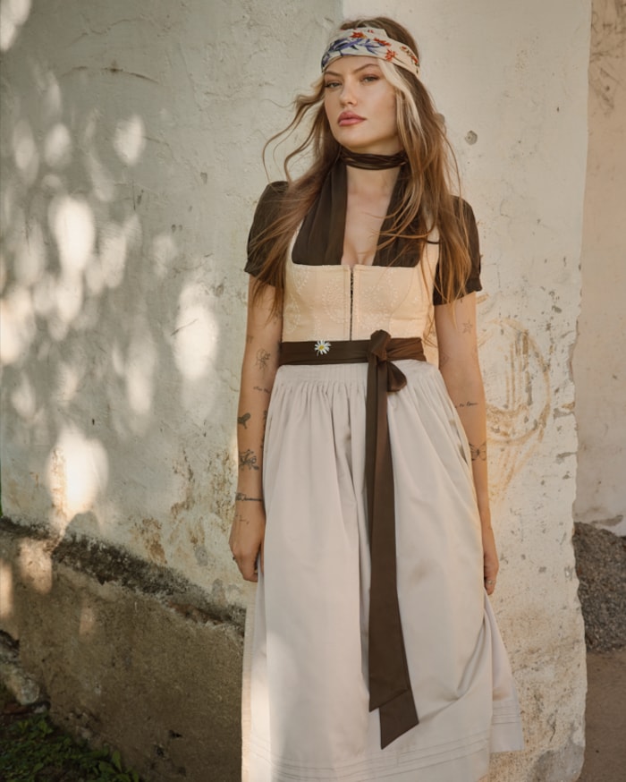 Cheyenne Ochsenknecht überzeugt vor der Kamera als Hippie im Dirndl genauso ...