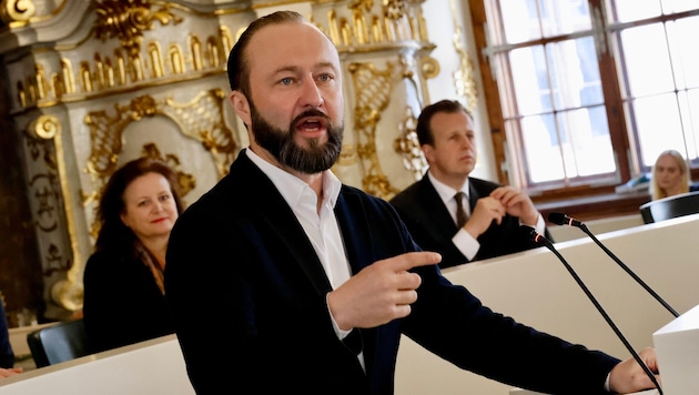 Max Lercher attackierte im Landtag Gesundheitslanderat Karlheinz Kornhäusl (im Hintergrund).