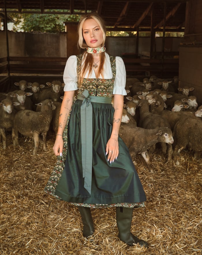 ... und Bäuerin im Stall.