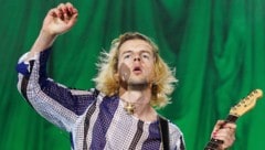 Gitarrist Michael Krammer während eines Konzertes der Band Bilderbuch auf der „Space Stage“ im ...