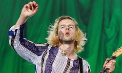 Gitarrist Michael Krammer während eines Konzertes der Band Bilderbuch auf der „Space Stage“ im ...