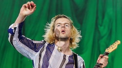 Gitarrist Michael Krammer während eines Konzertes der Band Bilderbuch auf der „Space Stage“ im ...