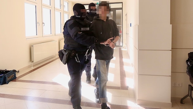 Der 15-Jährige sitzt in kürzester Zeit das zweite Mal wegen Terrorvorwürfen im Wiener Landl – ...