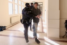 Der 15-Jährige sitzt in kürzester Zeit das zweite Mal wegen Terrorvorwürfen im Wiener Landl – ...