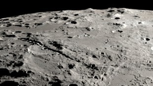 Ein kleiner Rover könnte kilometerlange und sehr leichte Glasfaserkabel auf der Mondoberfläche ...