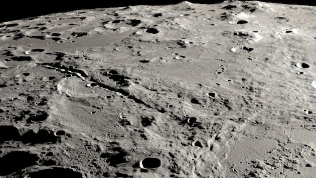 Ein kleiner Rover könnte kilometerlange und sehr leichte Glasfaserkabel auf der Mondoberfläche ...