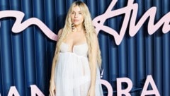 Sienna Miller zeigt Anfang Dezember 2025 ihren Babybauch: Die Schauspielerin trifft zur ...