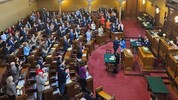 Stehende Ovationen quer durch alle Fraktionen als Schlusspunkt für exakt 7433 Tage in der Wiener ...