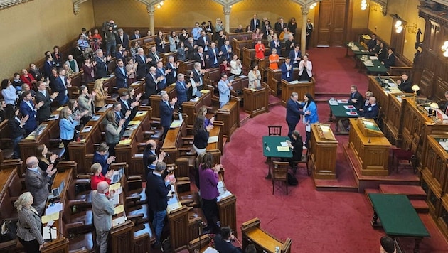 Stehende Ovationen quer durch alle Fraktionen als Schlusspunkt für exakt 7433 Tage in der Wiener ...