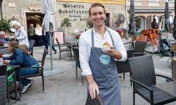 Fabian Sturm muss jede Woche seinen Gastgarten in der Stadt Salzburg für Müllberge und einen ...