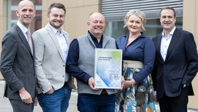 Urkundenübergabe mit Landesrat Willibald Ehrenhöfer, Phillip, Andreas und Daniela Hirtzi, ...