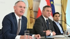 Von links: Innenminister Gerhard Karner (ÖVP), Vizekanzler Andreas Babler (SPÖ) und Klubobmann ...