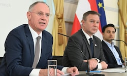 Von links: Innenminister Gerhard Karner (ÖVP), Vizekanzler Andreas Babler (SPÖ) und Klubobmann ...
