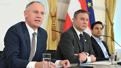 Von links: Innenminister Gerhard Karner (ÖVP), Vizekanzler Andreas Babler (SPÖ) und Klubobmann ...