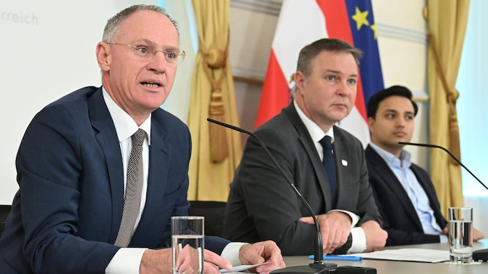 Von links: Innenminister Gerhard Karner (ÖVP), Vizekanzler Andreas Babler (SPÖ) und Klubobmann ...