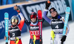 Mikaela Shiffrin (m.) triumphierte mit über einer Sekunde Vorsprung auf ihre Verfolgerinnen.