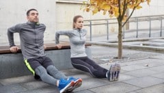 Parkbänke, Treppen und Mauern sind ideale Trainingsgeräte für das „Street-Workout“. 