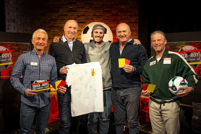 Bei „Gelb-Rot, der Fußball-Talk“ plauderte Pecl (2.v.li.) mit den Gastgebern Hannes Steiner ...