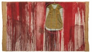 Frühe Auseinandersetzung mit Religion: Nitsch-Schüttbild mit Kasel aus dem Jahr 1962.