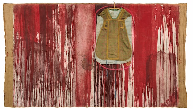 Frühe Auseinandersetzung mit Religion: Nitsch-Schüttbild mit Kasel aus dem Jahr 1962.