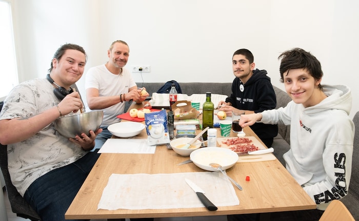 Immer wieder wird gemeinsam gekocht und gegessen.