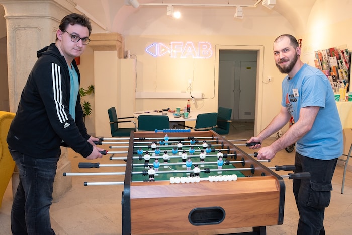 Christian (li.) schaut regelmäßig vorbei, um eine Runde mit Sozialarbeiter Oskar Todt zu ...