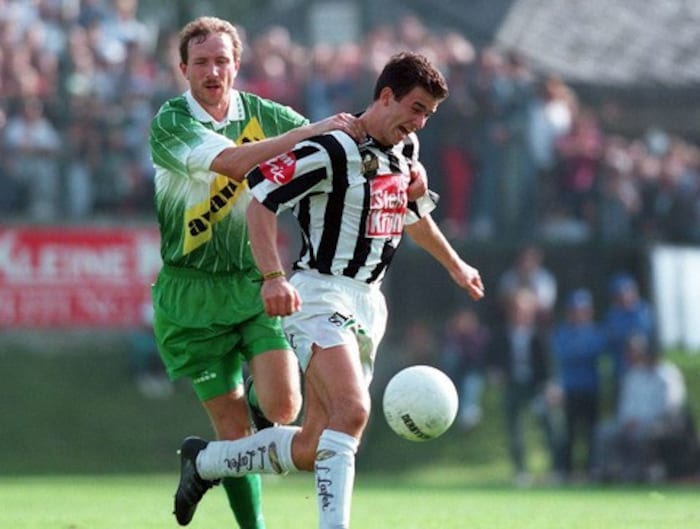 Robert Pecl (im Duell mit Mario Haas) lief auf Klubebene nur für Rapid auf