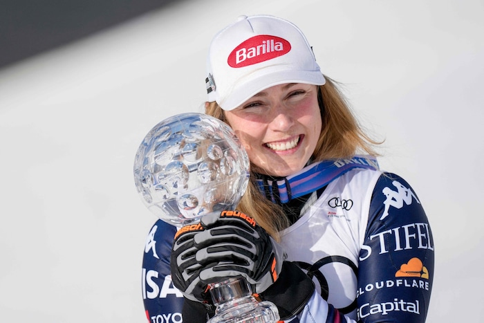 Shiffrin bekam am Dienstag die Slalom-Kristallkugel überreicht.