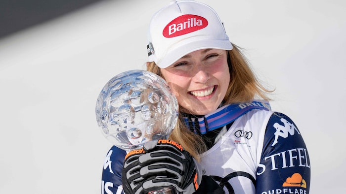 Shiffrin bekam am Dienstag die Slalom-Kristallkugel überreicht.