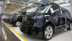 Eine Fertigungshalle in Hannover mit neuen VW ID.Buzz