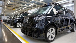 Eine Fertigungshalle in Hannover mit neuen VW ID.Buzz