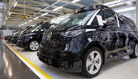 Eine Fertigungshalle in Hannover mit neuen VW ID.Buzz