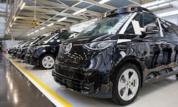 Eine Fertigungshalle in Hannover mit neuen VW ID.Buzz