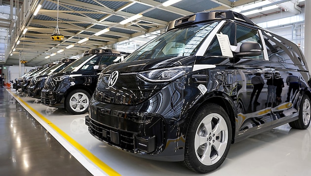 Eine Fertigungshalle in Hannover mit neuen VW ID.Buzz