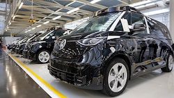 Eine Fertigungshalle in Hannover mit neuen VW ID.Buzz