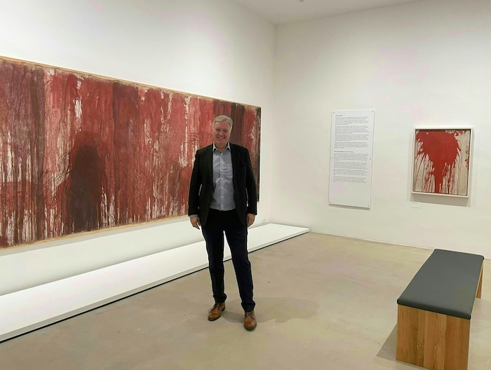 Direktor Klaus Albrecht Schröder vor dem „Blutorgel“-Schüttbild aus der Aktion 1962