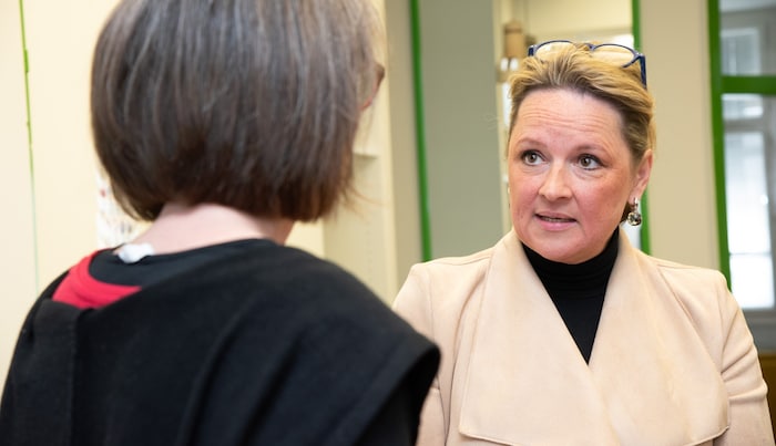 Landesrätin Susanne Rosenkranz im Gespräch mit Projektleiterin Ulrike Siegl.