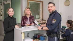 Polizei-Gewaltschutzreferentin Hannah Buchmann, Marina Sorgo und Kommandant Markus Liechtenecker ...