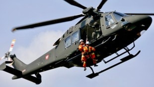Flugretter von Feuerwehr und Bergrettung übten Menschenrettungen mit dem neuen „Lion“-Heli des ...