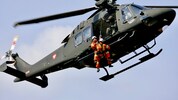 Flugretter von Feuerwehr und Bergrettung übten Menschenrettungen mit dem neuen „Lion“-Heli des ...