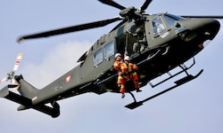 Flugretter von Feuerwehr und Bergrettung übten Menschenrettungen mit dem neuen „Lion“-Heli des ...