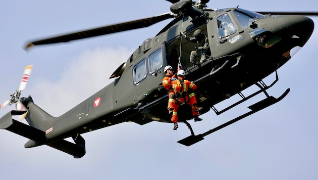 Flugretter von Feuerwehr und Bergrettung übten Menschenrettungen mit dem neuen „Lion“-Heli des ...