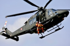 Flugretter von Feuerwehr und Bergrettung übten Menschenrettungen mit dem neuen „Lion“-Heli des ...
