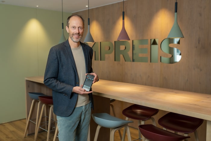 MPREIS-Geschäftsführer David Mölk mit dem Zebra Companion: Das Tiroler Familienunternehmen zählt ...